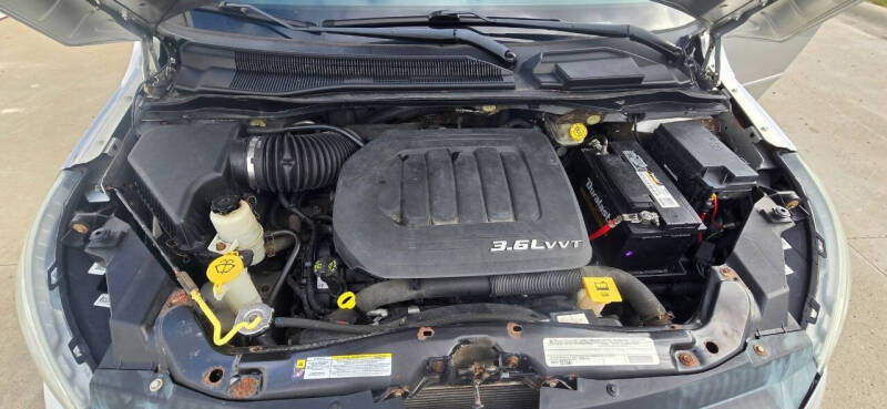 2011 Volkswagen Routan SE