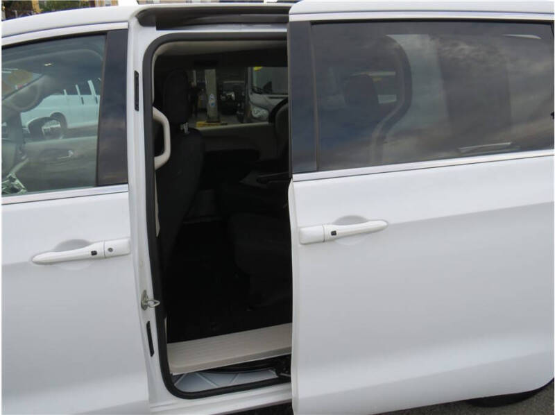 2022 Chrysler Voyager LX