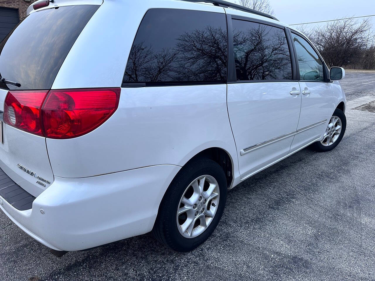 2006 Toyota Sienna for sale at Genuine Motors in Schaumburg, IL