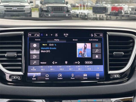 2025 Chrysler Pacifica Select