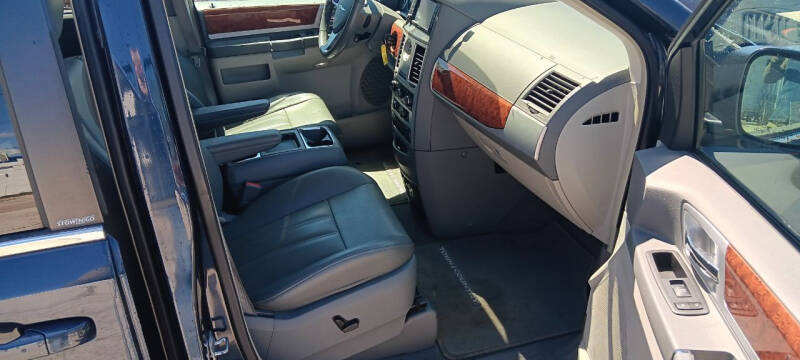 2009 Chrysler Town & Country Touring photo 13