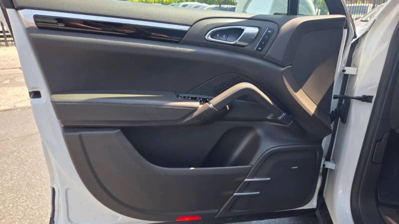 2017 Porsche Cayenne Platinum Edition