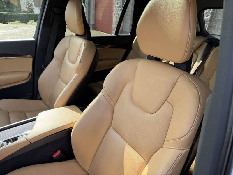 2016 Volvo XC90 T6 Momentum