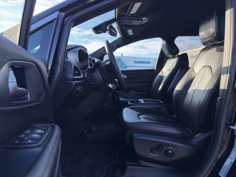 2025 Chrysler Voyager LX