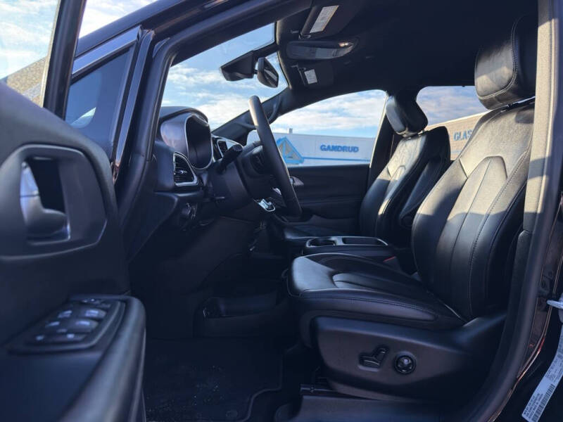 2025 Chrysler Voyager LX