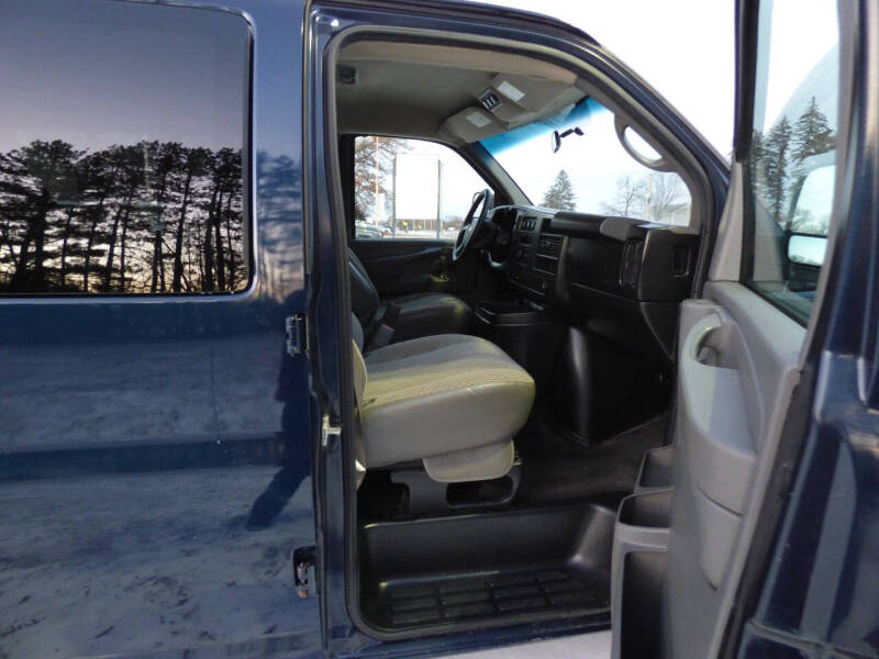 2009 Chevrolet Express LS photo 11