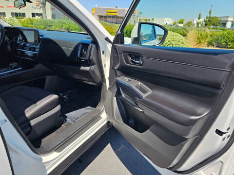 2024 Nissan Pathfinder SV