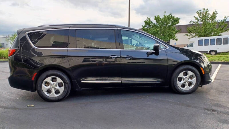 2017 Chrysler Pacifica Touring-L Plus