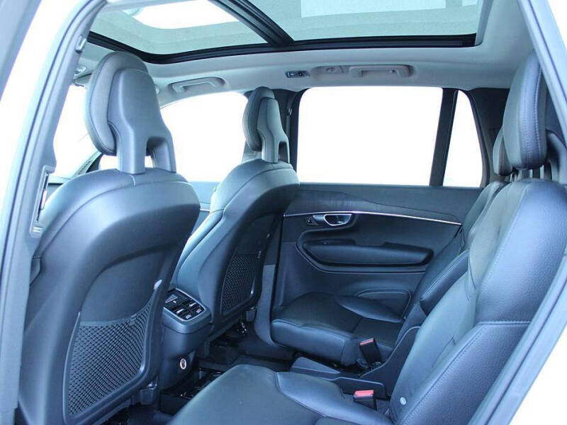 2020 Volvo XC90 T6 Momentum 6-Passenger