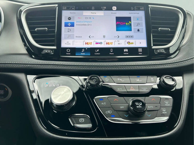 2027 Chrysler Pacifica Select
