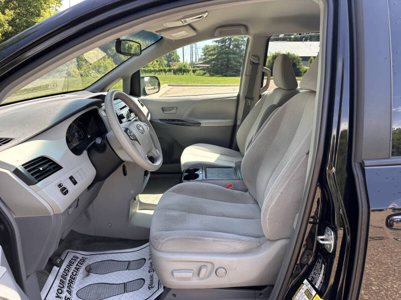 2013 Toyota Sienna LE 8-Passenger