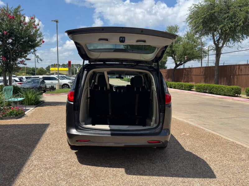 2022 Chrysler Voyager LX