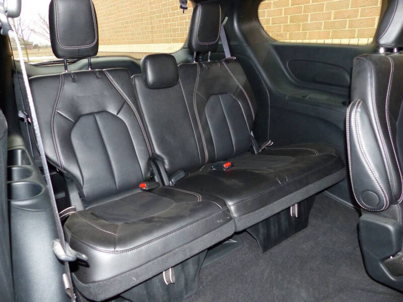 2025 Chrysler Pacifica Select