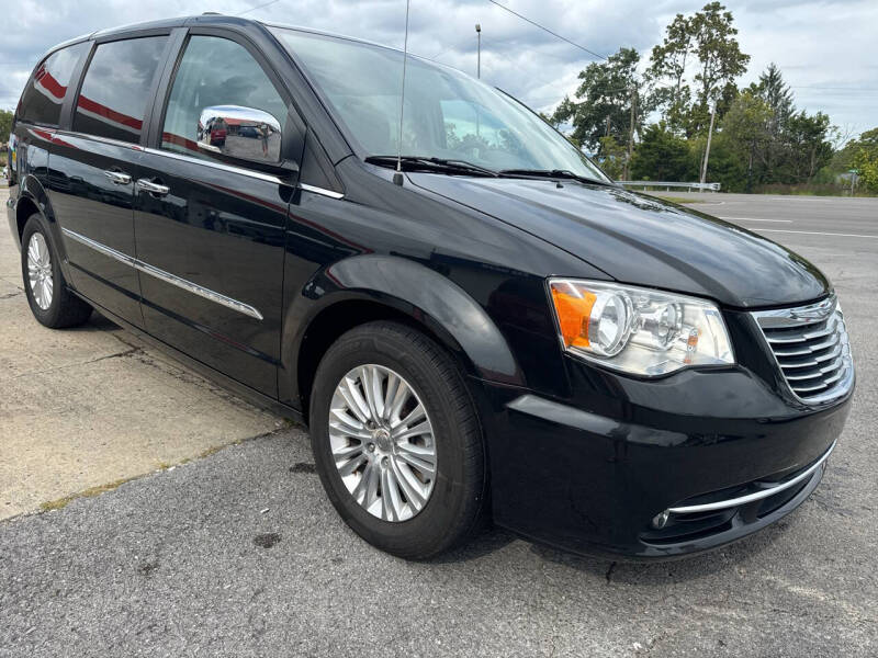 2016 Chrysler Town & Country Limited photo 2