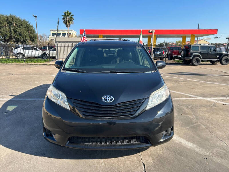 2015 Toyota Sienna LE photo 2