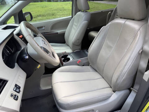 2014 Toyota Sienna XLE 8-Passenger