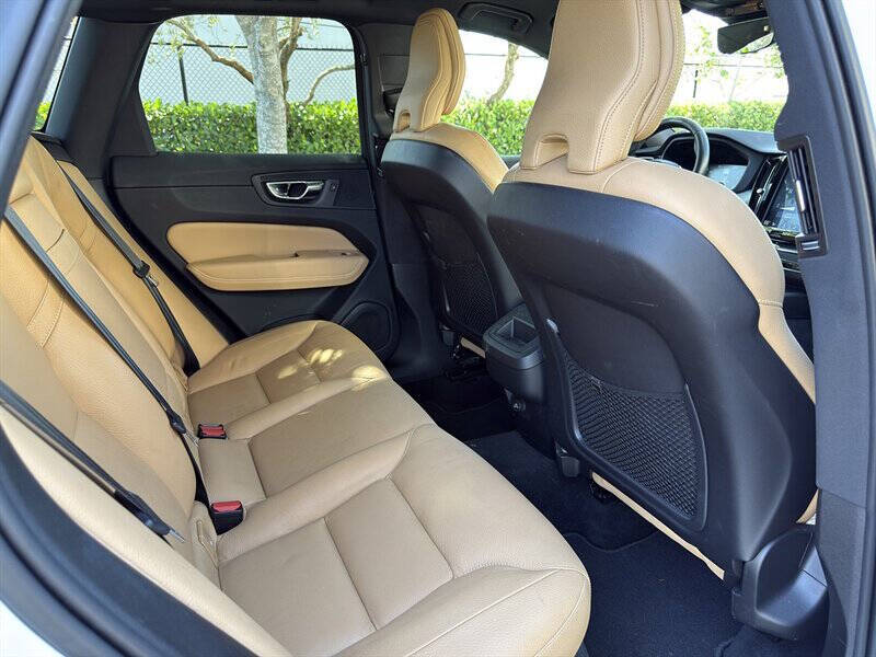 2020 Volvo XC60 24