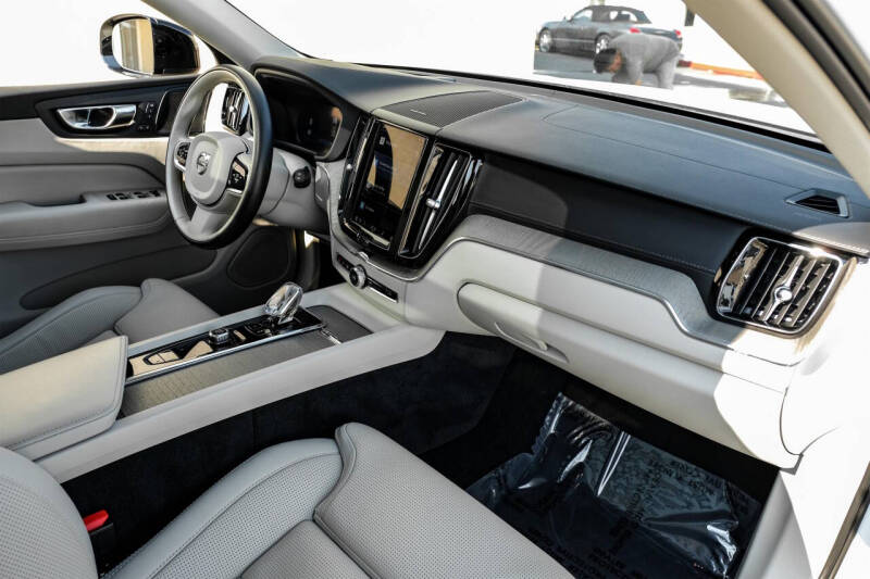 2023 Volvo XC60 B5 Ultimate Dark Theme