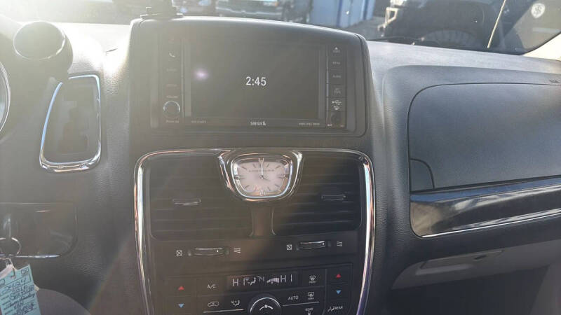 2016 Chrysler Town and Country Touring