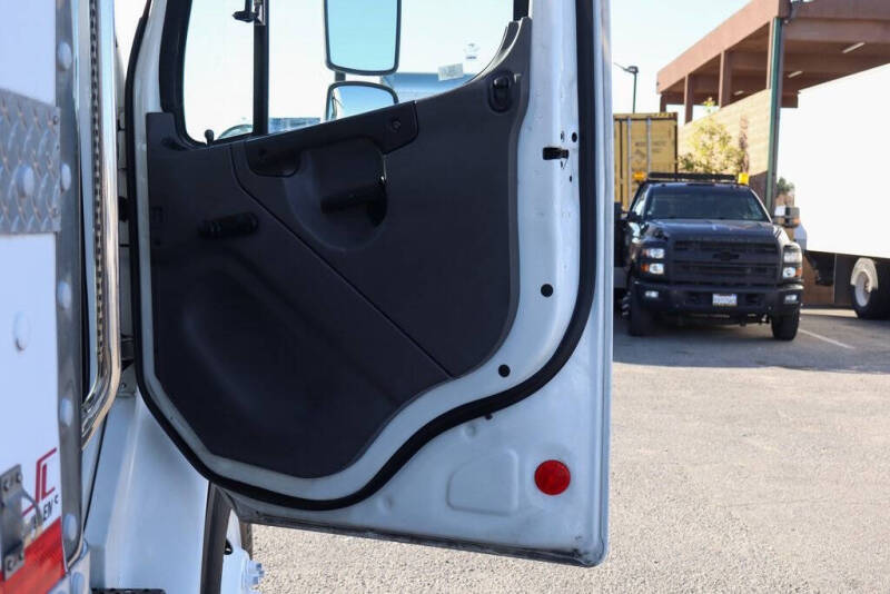 2014 Freightliner M2 106