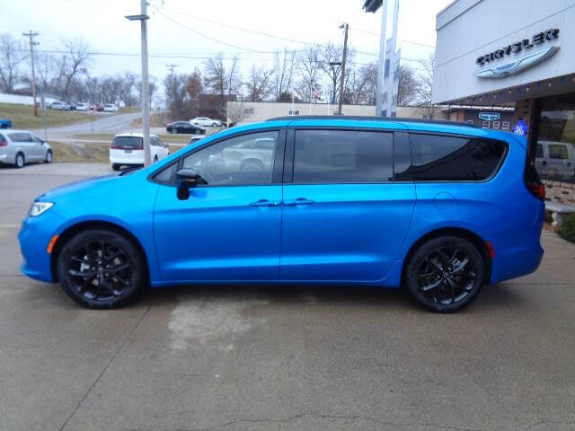 2026 Chrysler Pacifica Select