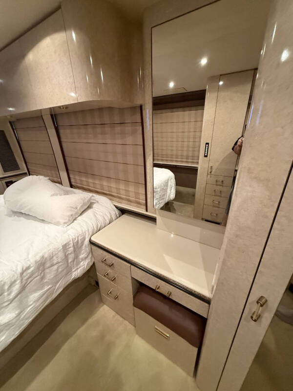 2001 Prevost Marathon