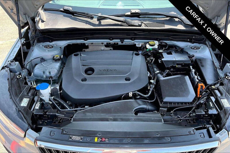 2024 Volvo XC40 B5 Plus Bright Theme