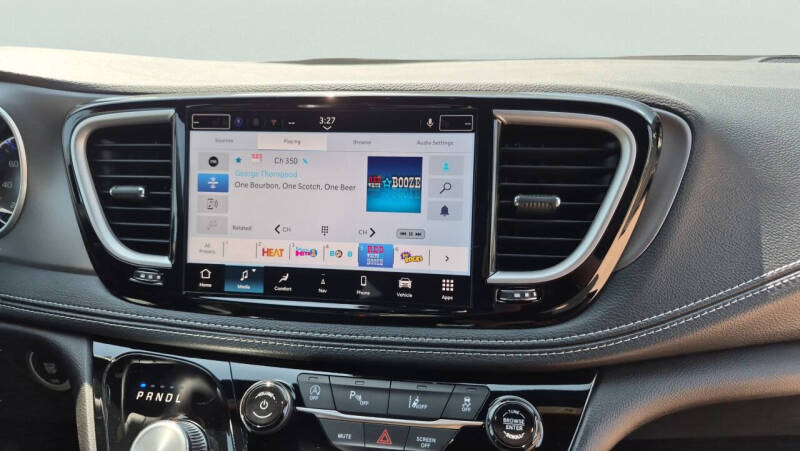 2027 Chrysler Pacifica Select