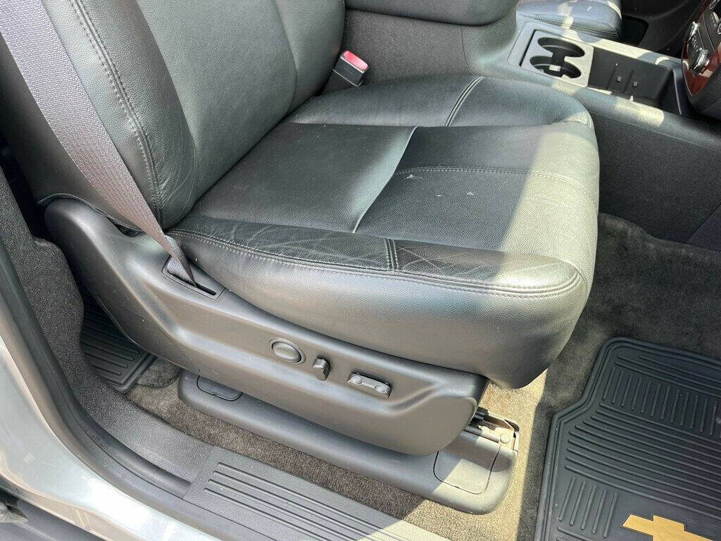 2013 Chevrolet Suburban 23