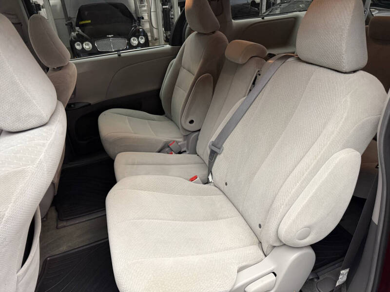 2017 Toyota Sienna LE 8-Passenger