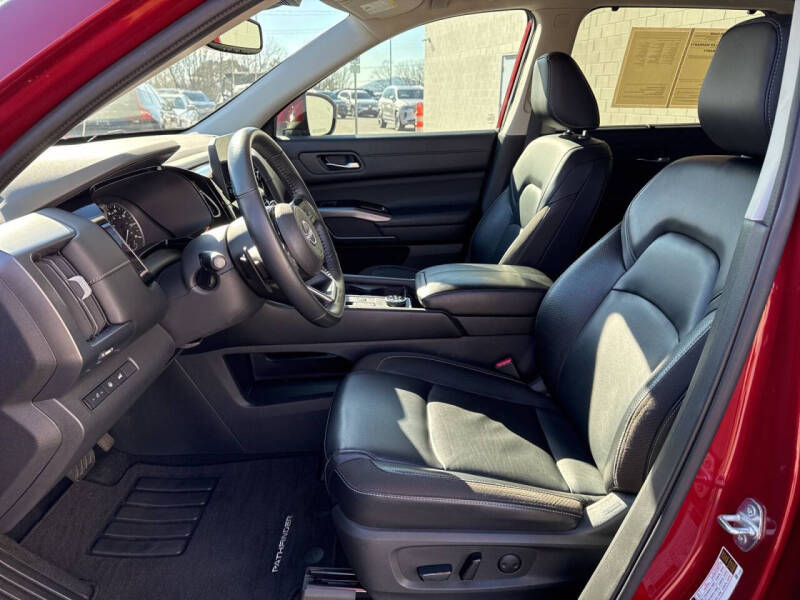 2022 Nissan Pathfinder SL