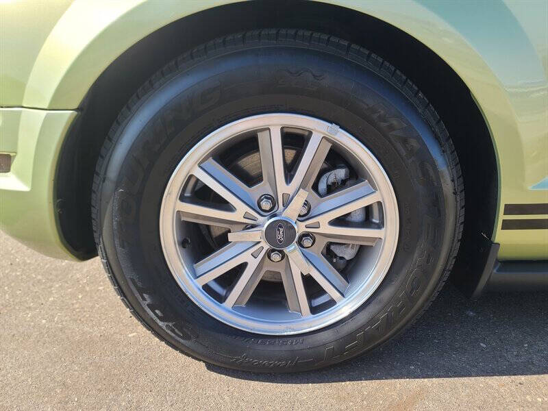 2005 Ford Mustang V6 Deluxe