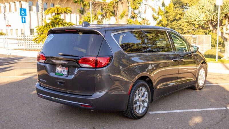 2017 Chrysler Pacifica Touring-L