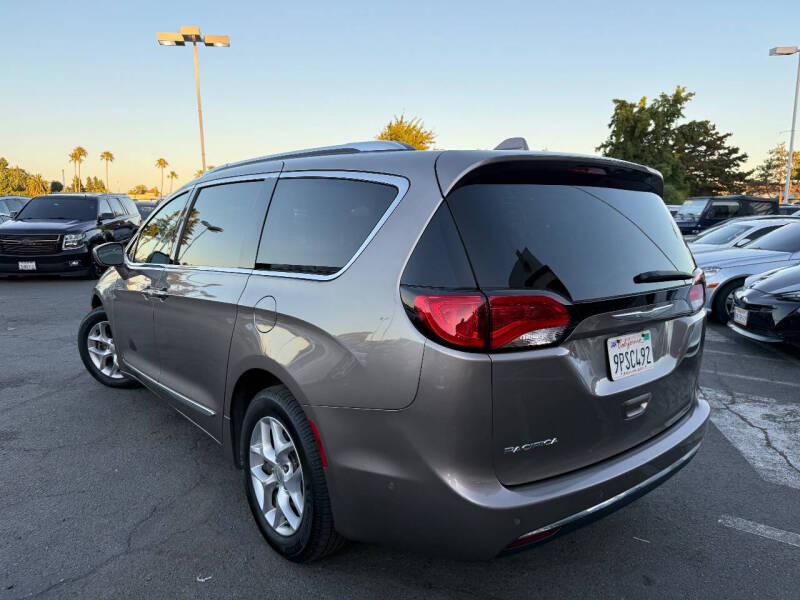 2017 Chrysler Pacifica Touring-L Plus