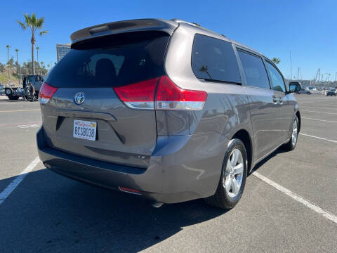 2014 Toyota Sienna LE 8-Passenger