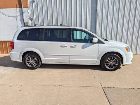 2017 Dodge Grand Caravan for sale at Parkway Motors in Osage Beach MO