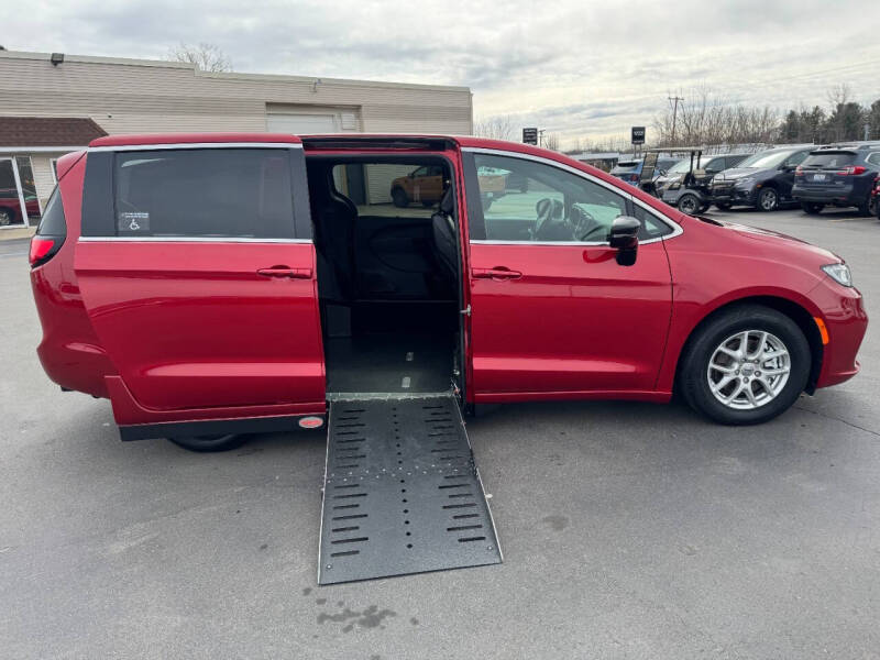 2025 Chrysler Pacifica Select