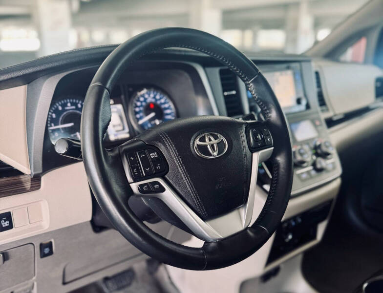 2015 Toyota Sienna XLE Premium 8-Passenger