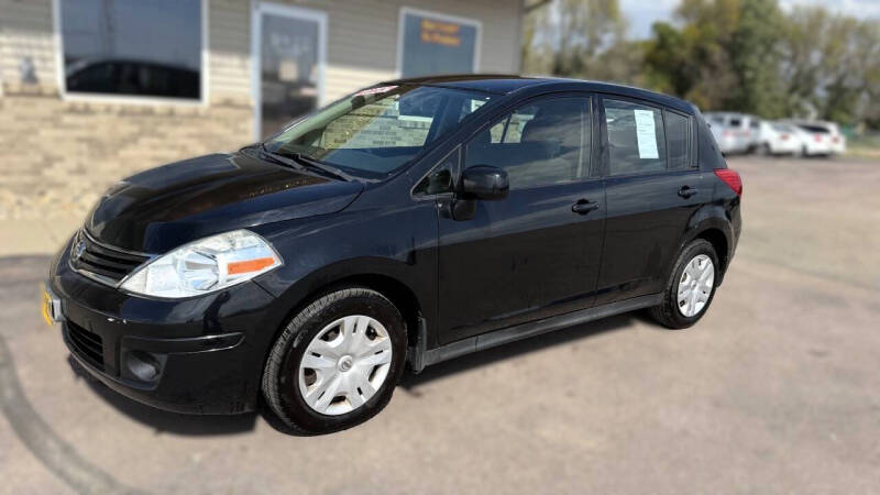 2010 Nissan Versa S's photo