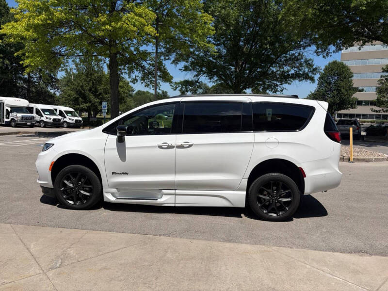 2024 Chrysler Pacifica Touring L