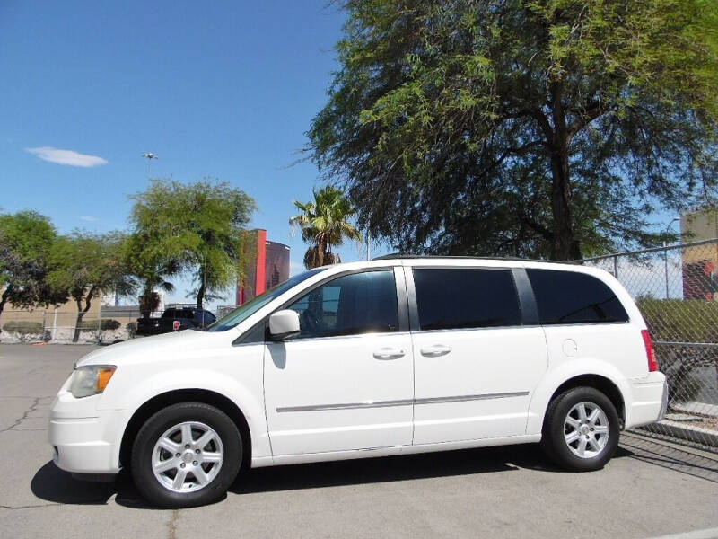 2010 Chrysler Town & Country null photo 3