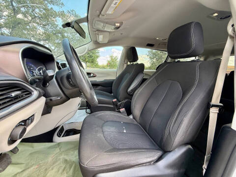 2022 Chrysler Voyager LX