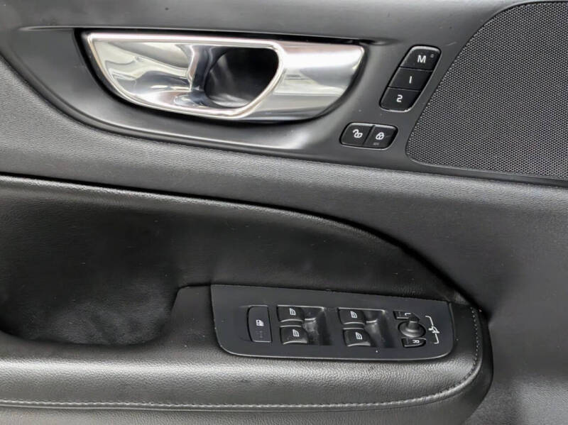 2023 Volvo S60 Recharge T8 Core Dark Theme