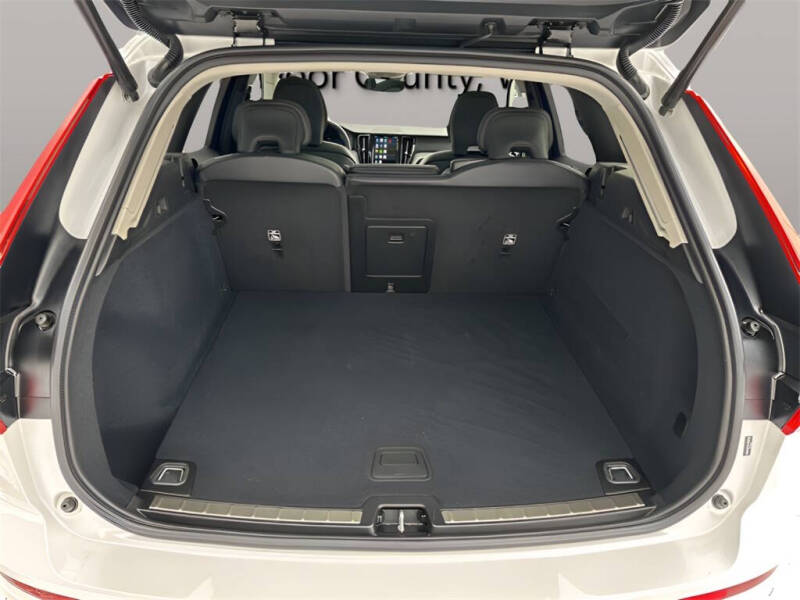 2025 Volvo XC60 B5 Plus Dark Theme