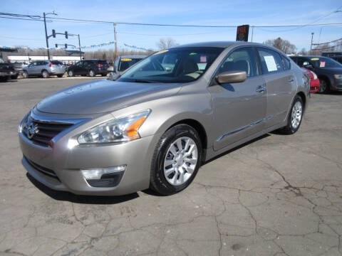 2015 Nissan Altima for sale at Fox River Motors, Inc in Green Bay WI