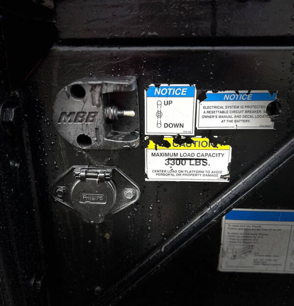 2015 Isuzu NRR  23' Flatbed + Lift Gate