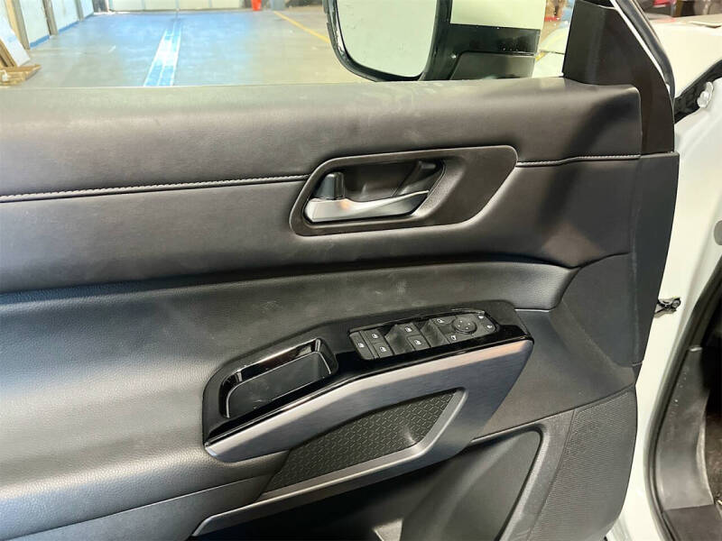 2023 Nissan Pathfinder SL