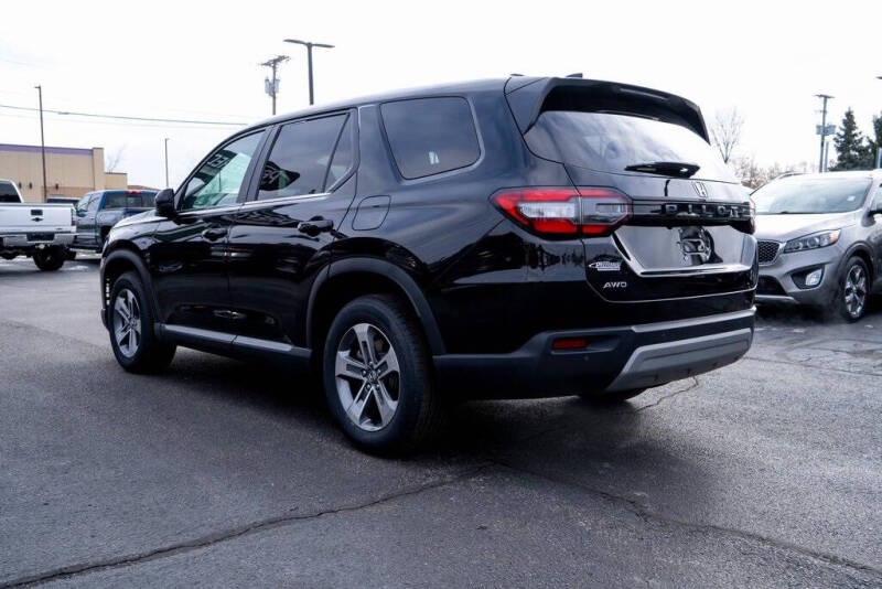 2023 Honda Pilot EX-L w/Rear Captain's Chairs