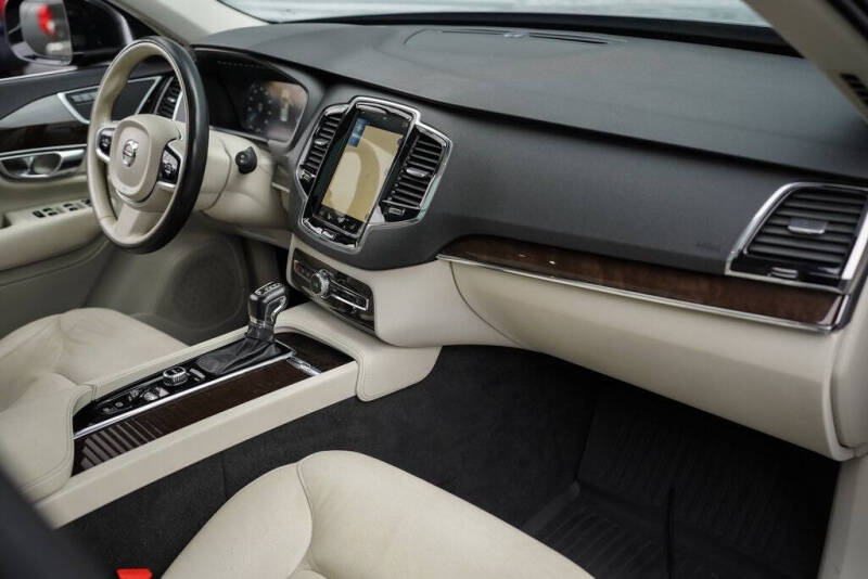 2017 Volvo XC90 T5 Momentum