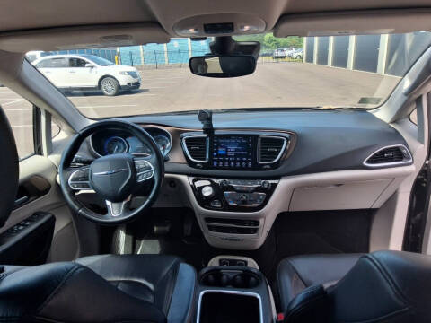 2017 Chrysler Pacifica Touring-L Plus